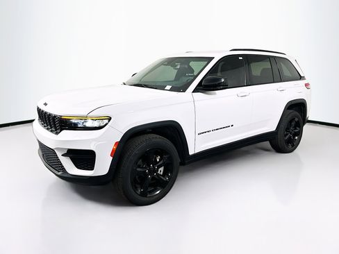 Used 2023 Jeep Grand Cherokee Altitude image 3