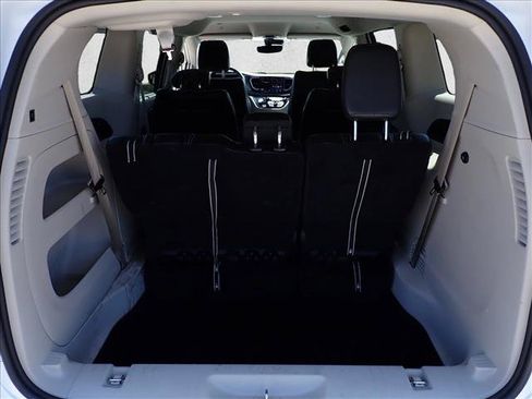 Used 2024 Chrysler Pacifica Touring-L FWD image 8