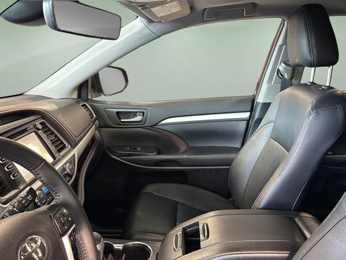 Used 2019 Toyota Highlander XLE AWD/4WD image 13
