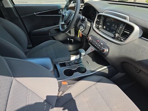 Used 2019 Kia Sorento L FWD image 18
