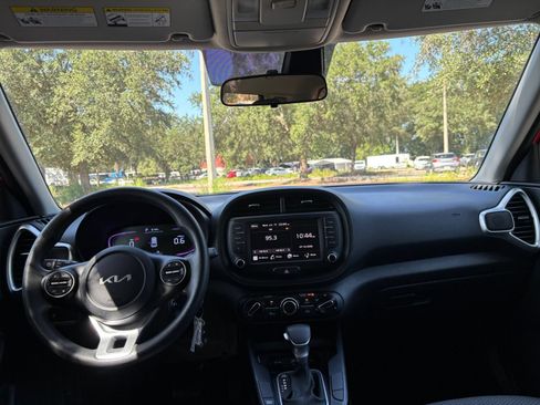 Used 2025 Kia Soul LX w/ LX Technology Package FWD image 30