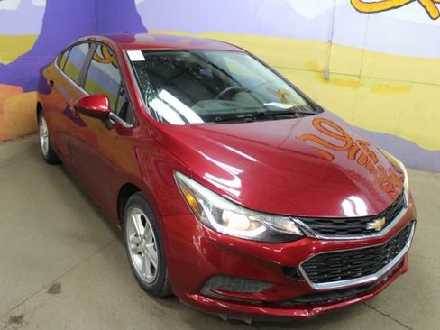 Used 2018 Chevrolet Cruze LT w/ LT Convenience Package FWD image 2
