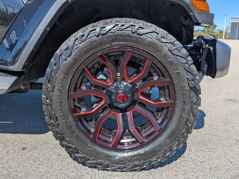 Used 2018 Jeep Wrangler Unlimited Sahara w/ Safety Group image 12