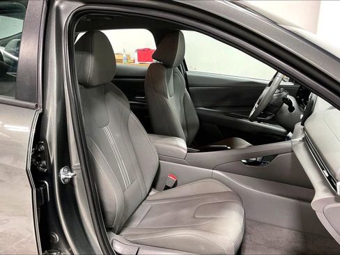 Used 2025 Hyundai Elantra Sport FWD image 9