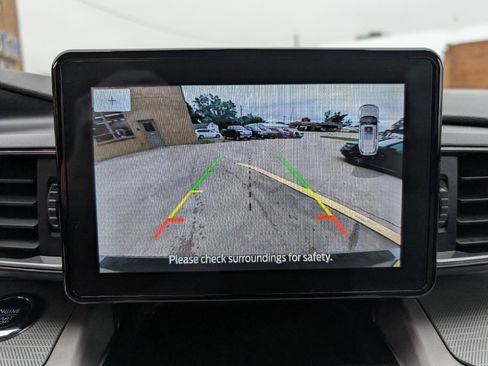 Used 2022 Ford Explorer XLT w/ Equipment Group 202A AWD/4WD image 25