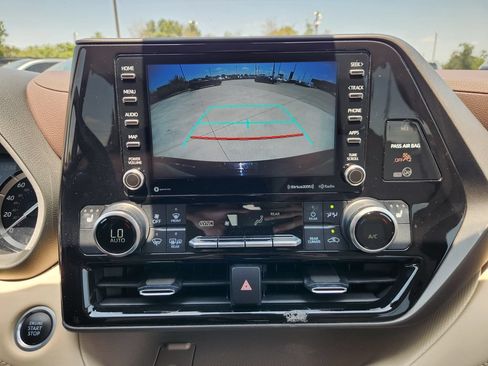 Used 2021 Toyota Highlander XLE FWD image 17