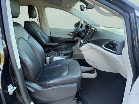 Certified 2019 Chrysler Pacifica Touring-L FWD image 13