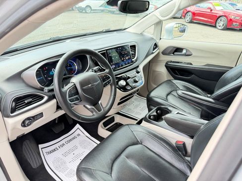 Used 2022 Chrysler Pacifica Touring-L FWD image 11