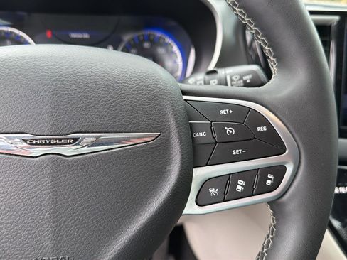 Used 2023 Chrysler Pacifica Touring-L FWD image 20