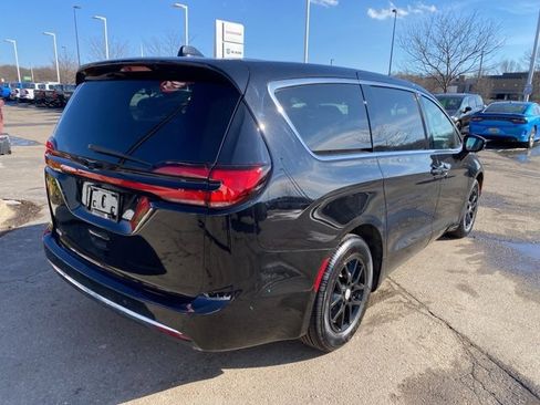 Used 2026 Chrysler Pacifica Select image 3