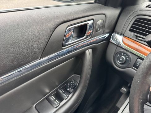 Used 2013 Lincoln MKS FWD image 25