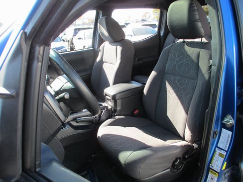 Used 2017 Toyota Tacoma TRD Sport image 18