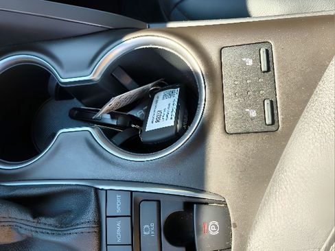 Used 2022 Toyota Camry XLE image 24