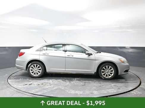 Used 2011 Chrysler 200 Touring FWD image 2