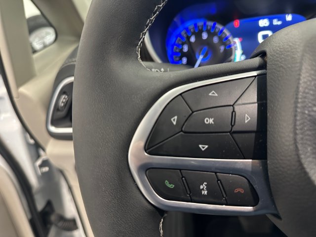 Used 2024 Chrysler Pacifica Limited AWD/4WD image 32