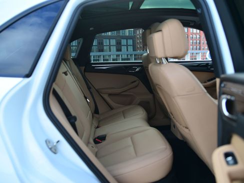 Certified 2025 Porsche Macan image 27