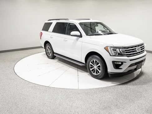Used 2018 Ford Expedition XLT w/ Equipment Group 202A AWD/4WD image 32