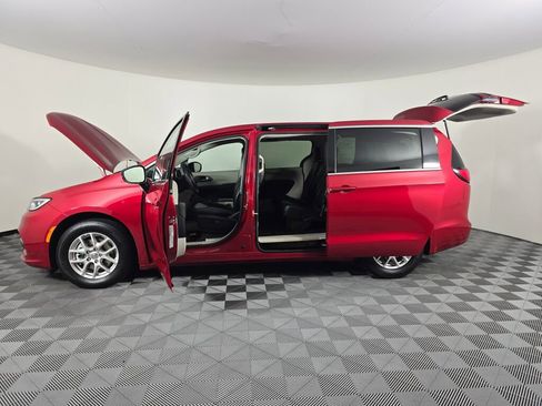 Used 2024 Chrysler Pacifica Touring-L image 19