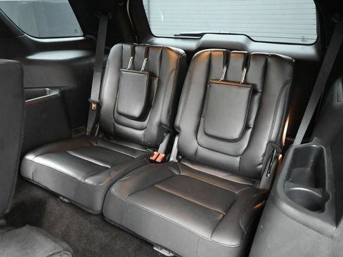 Used 2018 Ford Explorer XLT w/ Equipment Group 202A FWD image 19