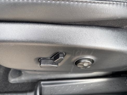 Used 2025 Chrysler Pacifica Select image 16