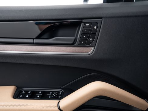 Certified 2026 Porsche Cayenne AWD/4WD image 19