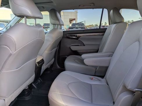 Used 2021 Toyota Highlander Limited image 12