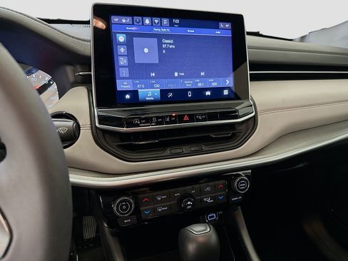 Used 2025 Jeep Compass Limited image 25