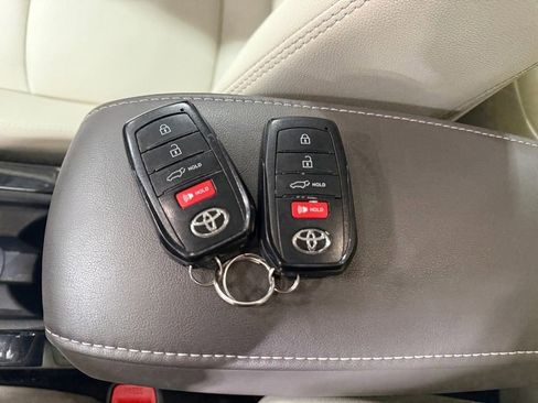 Used 2022 Toyota Corolla Cross XLE image 44