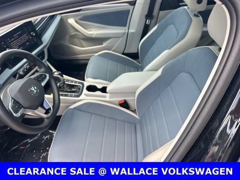 Certified 2025 Volkswagen Jetta SE w/ Sunroof Package FWD image 18