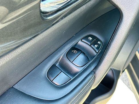 Used 2017 Nissan Rogue SV image 17