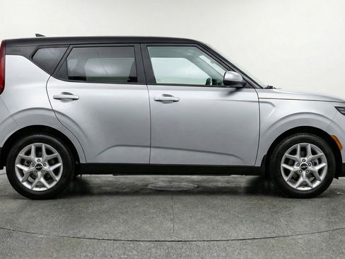 Used 2025 Kia Soul LX w/ LX Technology Package image 11