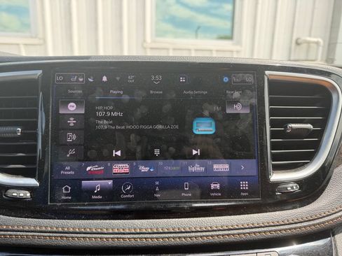 Used 2023 Chrysler Pacifica Pinnacle AWD/4WD image 9