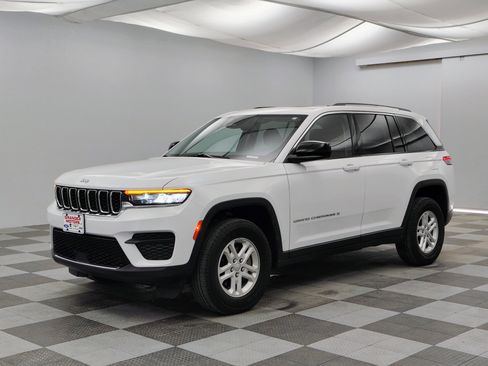 Used 2023 Jeep Grand Cherokee Laredo AWD/4WD image 6