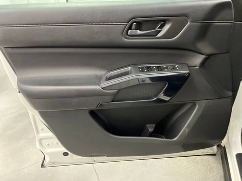 Used 2024 Nissan Pathfinder SV FWD image 14