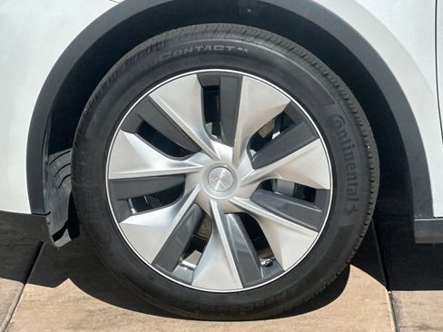 Used 2023 Tesla Model Y Long Range image 32