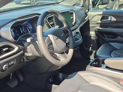 Used 2025 Chrysler Pacifica Select FWD image 15