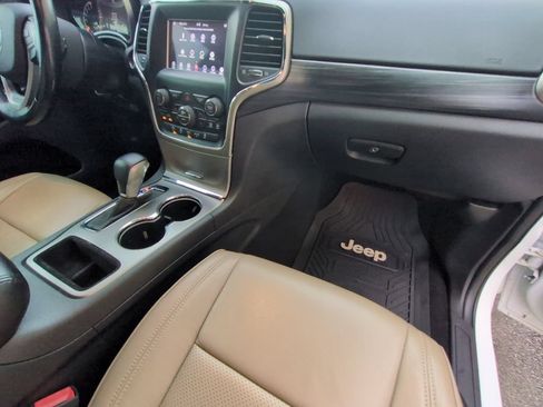 Used 2019 Jeep Grand Cherokee Laredo RWD image 23