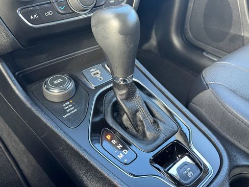 Used 2021 Jeep Cherokee Limited image 19