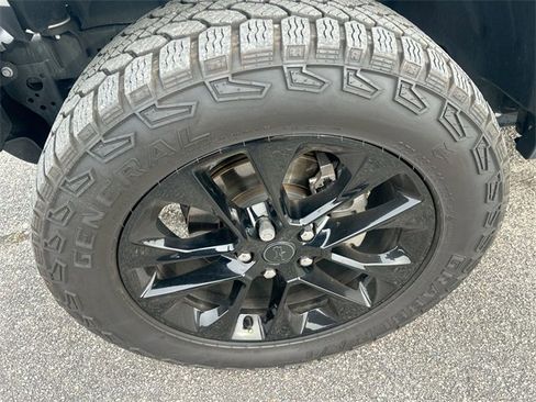 Used 2025 Jeep Gladiator Sport image 14