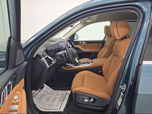 Used 2025 BMW X7 xDrive40i AWD/4WD image 3