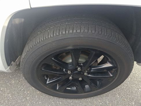 Used 2018 Jeep Grand Cherokee Altitude image 25