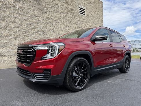 Used 2023 GMC Terrain SLE w/ Driver Convenience Package FWD image 4