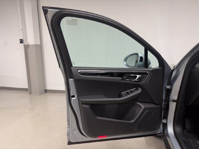 Certified 2026 Porsche Macan AWD/4WD image 31