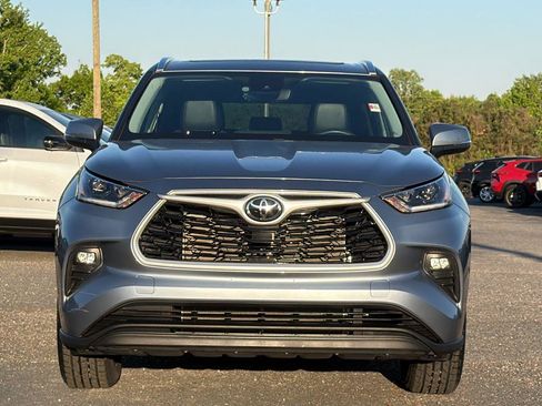Used 2021 Toyota Highlander XLE image 2