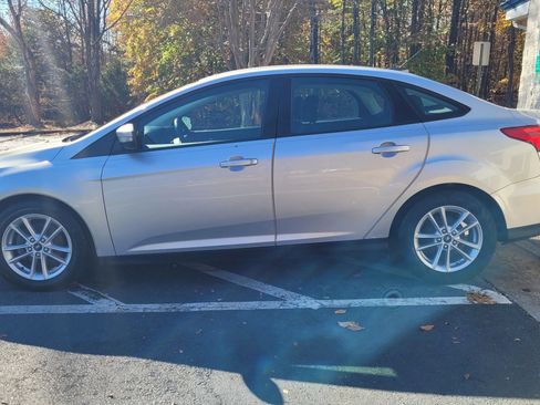 Used 2017 Ford Focus SE FWD image 3