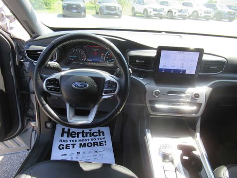 Used 2023 Ford Explorer XLT w/ Equipment Group 202A AWD/4WD image 17