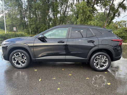 Used 2024 Chevrolet Trax LT w/ LT Convenience Package FWD image 2