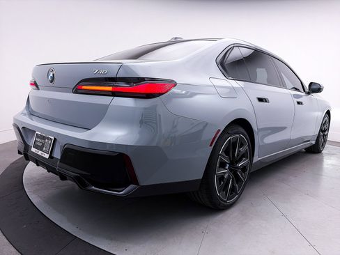 Used 2023 BMW 740i w/ Executive Package image 17