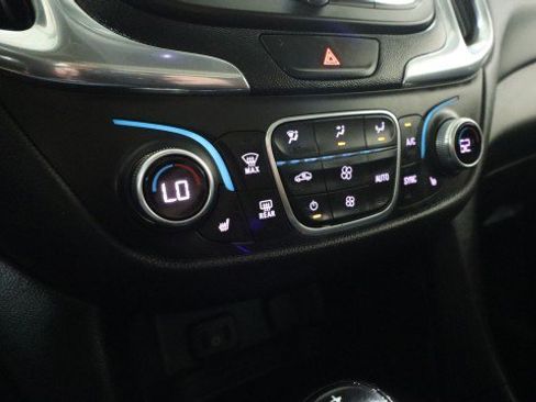 Used 2018 Chevrolet Equinox LT w/ Sun & Infotainment Package FWD image 18