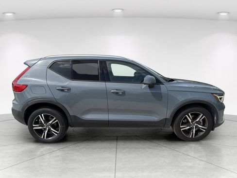 Used 2023 Volvo XC40 B4 Core w/ Convenience Package FWD image 3